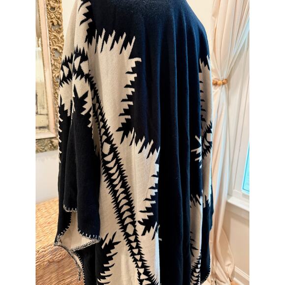 Pendleton Black and White Poncho with Fringe - One Size - Picture 7 of 9
